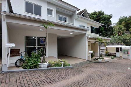 Casa de condomínio à venda com 209m², 4 quartos e 3 vagasFachada