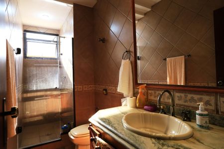 Casa à venda com 456m², 4 quartos e 4 vagas Casa à venda com 456m², 4 quartos e 4 vagasBanheiro