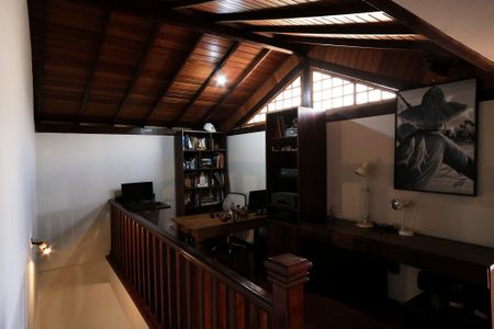 Casa à venda com 456m², 4 quartos e 4 vagas Casa à venda com 456m², 4 quartos e 4 vagasEscritório