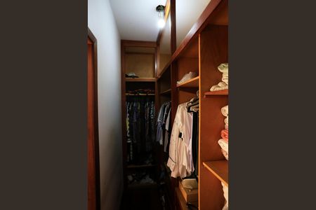 Casa à venda com 456m², 4 quartos e 4 vagas Casa à venda com 456m², 4 quartos e 4 vagasCloset da suíte