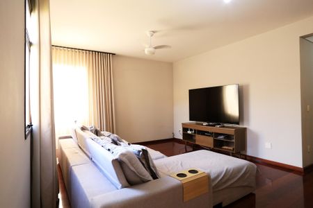 Casa à venda com 456m², 4 quartos e 4 vagas Casa à venda com 456m², 4 quartos e 4 vagasSala de TV