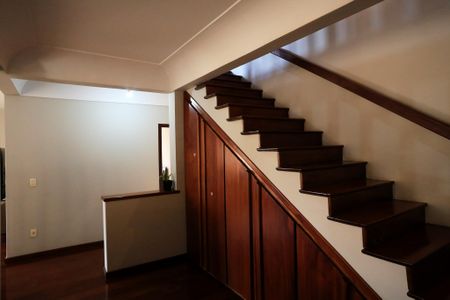 Casa à venda com 456m², 4 quartos e 4 vagas Casa à venda com 456m², 4 quartos e 4 vagasEscada