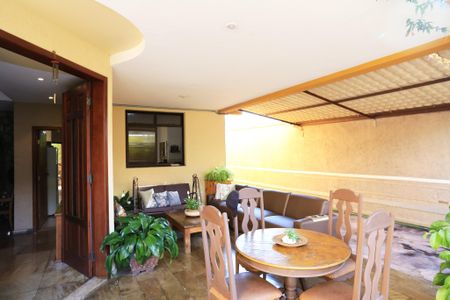 Casa à venda com 456m², 4 quartos e 4 vagas Casa à venda com 456m², 4 quartos e 4 vagasVaranda da Sala