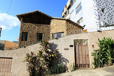 Casa à venda com 456m², 4 quartos e 4 vagas Casa à venda com 456m², 4 quartos e 4 vagasFachada