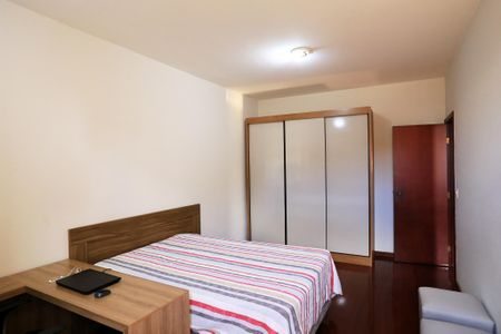 Casa à venda com 456m², 4 quartos e 4 vagas Casa à venda com 456m², 4 quartos e 4 vagasQuarto