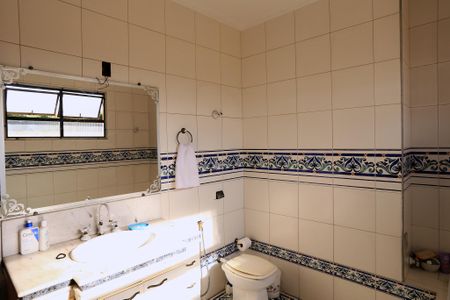 Casa à venda com 456m², 4 quartos e 4 vagas Casa à venda com 456m², 4 quartos e 4 vagasBanheiro da Suíte