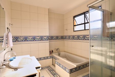 Casa à venda com 456m², 4 quartos e 4 vagas Casa à venda com 456m², 4 quartos e 4 vagasBanheiro da Suíte