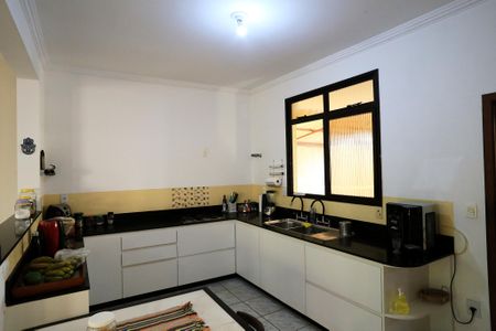 Casa à venda com 456m², 4 quartos e 4 vagas Casa à venda com 456m², 4 quartos e 4 vagasCozinha