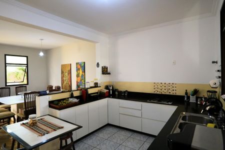 Casa à venda com 456m², 4 quartos e 4 vagas Casa à venda com 456m², 4 quartos e 4 vagasCozinha