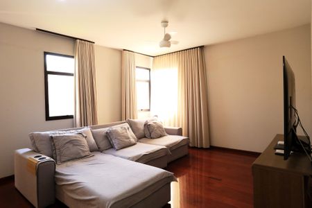 Casa à venda com 456m², 4 quartos e 4 vagas Casa à venda com 456m², 4 quartos e 4 vagasSala de TV