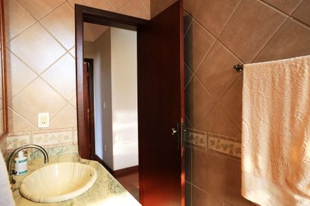 Casa à venda com 456m², 4 quartos e 4 vagas Casa à venda com 456m², 4 quartos e 4 vagasBanheiro