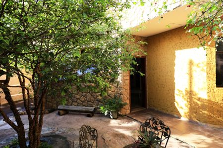 Casa à venda com 456m², 4 quartos e 4 vagas Casa à venda com 456m², 4 quartos e 4 vagasEntrada