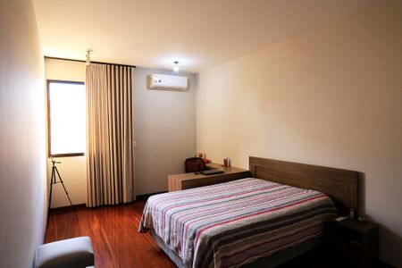 Casa à venda com 456m², 4 quartos e 4 vagas Casa à venda com 456m², 4 quartos e 4 vagasQuarto