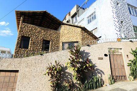 Casa à venda com 456m², 4 quartos e 4 vagas Casa à venda com 456m², 4 quartos e 4 vagasFachada