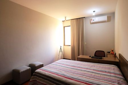 Casa à venda com 456m², 4 quartos e 4 vagas Casa à venda com 456m², 4 quartos e 4 vagasQuarto