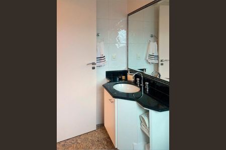 banheiro na suíte 1 de apartamento à venda com 2 quartos, 65m² em Vila Gumercindo, São Paulo