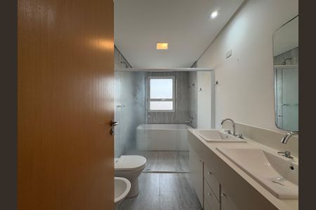 Apartamento à venda com 184m², 4 quartos e 4 vagasBanheiro da suíte 3