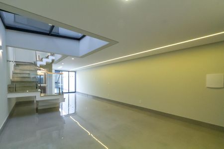 Casa à venda com 200m², 3 quartos e 4 vagas Casa à venda com 200m², 3 quartos e 4 vagasSala