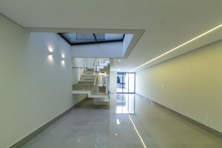 Casa à venda com 200m², 3 quartos e 4 vagas Casa à venda com 200m², 3 quartos e 4 vagasSala