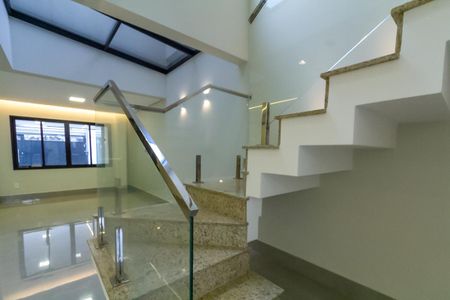Casa à venda com 200m², 3 quartos e 4 vagas Casa à venda com 200m², 3 quartos e 4 vagasEscada