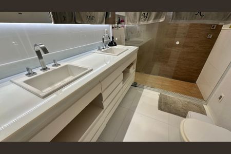 Casa de condomínio para alugar com 360m², 5 quartos e 3 vagas Casa de condomínio para alugar com 360m², 5 quartos e 3 vagasBanheiro da Suíte 3