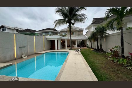 Casa de condomínio para alugar com 360m², 5 quartos e 3 vagas Casa de condomínio para alugar com 360m², 5 quartos e 3 vagasFachada