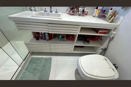 Casa de condomínio para alugar com 360m², 5 quartos e 3 vagas Casa de condomínio para alugar com 360m², 5 quartos e 3 vagasBanheiro da Suíte 2