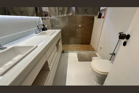 Casa de condomínio para alugar com 360m², 5 quartos e 3 vagas Casa de condomínio para alugar com 360m², 5 quartos e 3 vagasBanheiro da Suíte 3