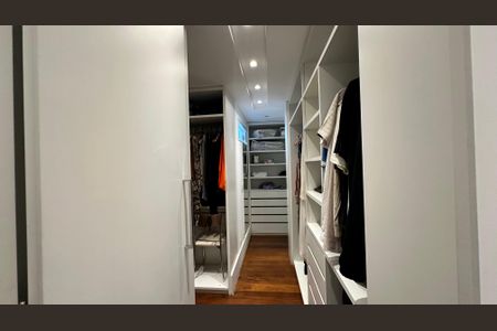 Casa de condomínio para alugar com 360m², 5 quartos e 3 vagas Casa de condomínio para alugar com 360m², 5 quartos e 3 vagasCloset da Suíte 3