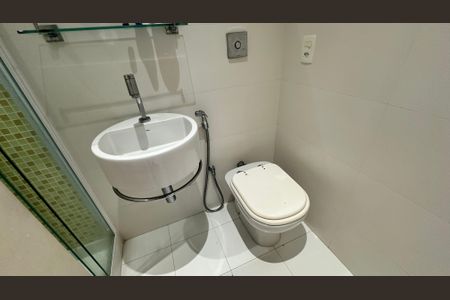 Casa de condomínio para alugar com 360m², 5 quartos e 3 vagas Casa de condomínio para alugar com 360m², 5 quartos e 3 vagasBanheiro da Suíte 1