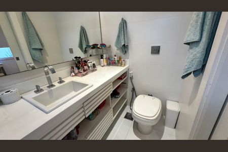 Casa de condomínio para alugar com 360m², 5 quartos e 3 vagas Casa de condomínio para alugar com 360m², 5 quartos e 3 vagasBanheiro da Suíte 2