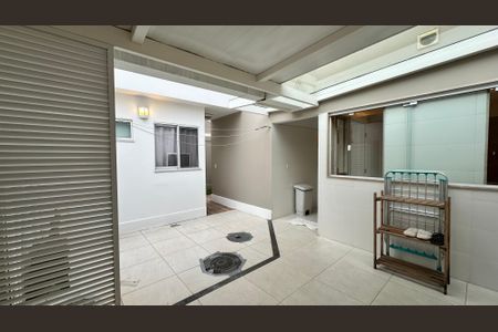 Casa de condomínio para alugar com 360m², 5 quartos e 3 vagas Casa de condomínio para alugar com 360m², 5 quartos e 3 vagasÁrea de Serviço