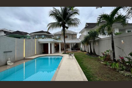 Casa de condomínio para alugar com 360m², 5 quartos e 3 vagas Casa de condomínio para alugar com 360m², 5 quartos e 3 vagasFachada