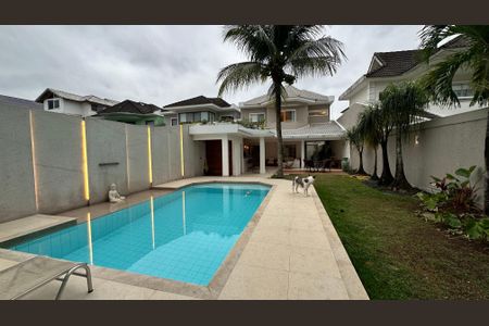 Casa de condomínio para alugar com 360m², 5 quartos e 3 vagas Casa de condomínio para alugar com 360m², 5 quartos e 3 vagasFachada