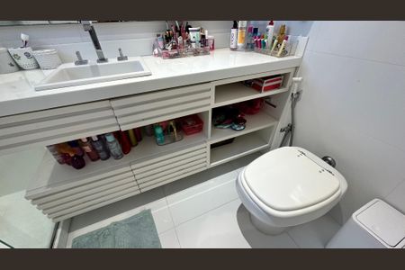 Casa de condomínio para alugar com 360m², 5 quartos e 3 vagas Casa de condomínio para alugar com 360m², 5 quartos e 3 vagasBanheiro da Suíte 2