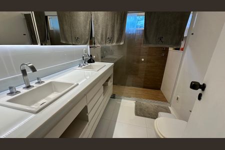 Casa de condomínio para alugar com 360m², 5 quartos e 3 vagas Casa de condomínio para alugar com 360m², 5 quartos e 3 vagasBanheiro da Suíte 3