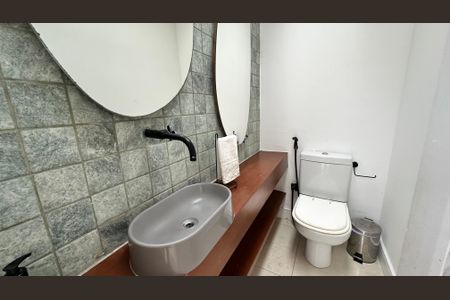 Casa de condomínio para alugar com 360m², 5 quartos e 3 vagas Casa de condomínio para alugar com 360m², 5 quartos e 3 vagasEspaço Gourmet - Banheiro