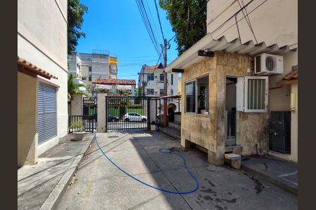 Apartamento à venda com 65m², 3 quartos e sem vaga Apartamento à venda com 65m², 3 quartos e sem vagaFachada e portaria