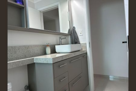 Banheiro de apartamento para alugar com 2 quartos, 82m² em José Menino, Santos