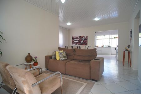 Casa à venda com 140m², 3 quartos e 2 vagasSala