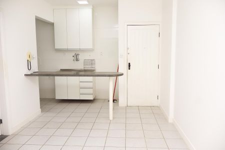Sala de apartamento para alugar com 1 quarto, 57m² em Caminho das Árvores, Salvador