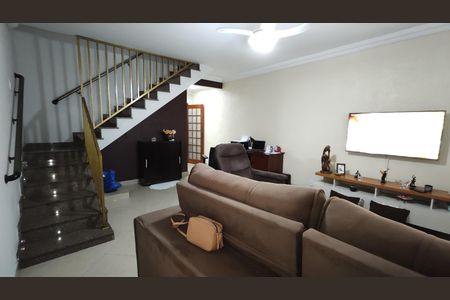 Sala de casa à venda com 3 quartos, 210m² em Vila Carmosina, São Paulo