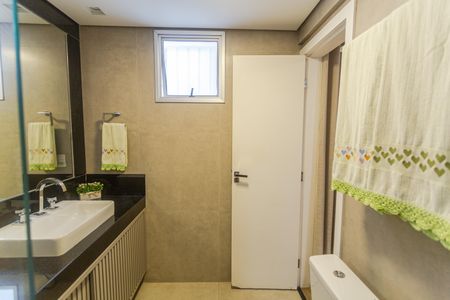 Apartamento à venda com 144m², 4 quartos e 3 vagasBanheiro da Suíte 1
