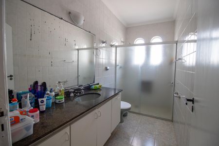 Casa à venda com 698m², 4 quartos e 4 vagas Casa à venda com 698m², 4 quartos e 4 vagasBanheiro