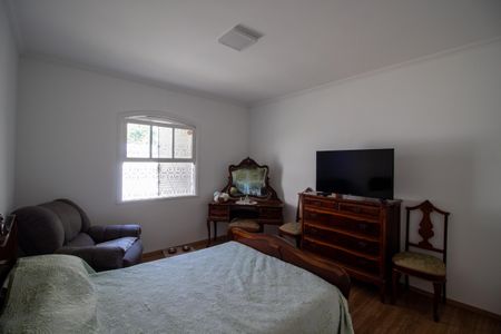 Casa à venda com 698m², 4 quartos e 4 vagas Casa à venda com 698m², 4 quartos e 4 vagasQuarto 2