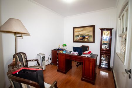 Casa à venda com 698m², 4 quartos e 4 vagas Casa à venda com 698m², 4 quartos e 4 vagasEscritório