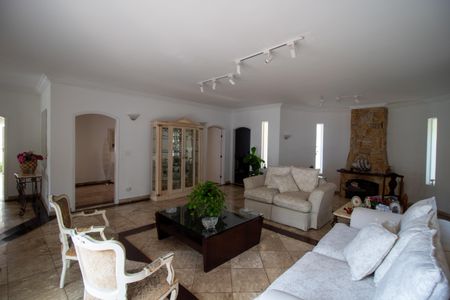 Casa à venda com 698m², 4 quartos e 4 vagas Casa à venda com 698m², 4 quartos e 4 vagasSala