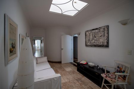 Casa à venda com 698m², 4 quartos e 4 vagas Casa à venda com 698m², 4 quartos e 4 vagasCorredor