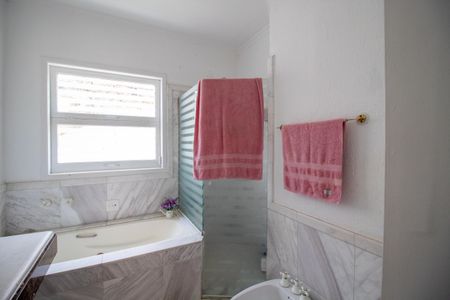 Casa à venda com 698m², 4 quartos e 4 vagas Casa à venda com 698m², 4 quartos e 4 vagasBanheiro da Suíte 2