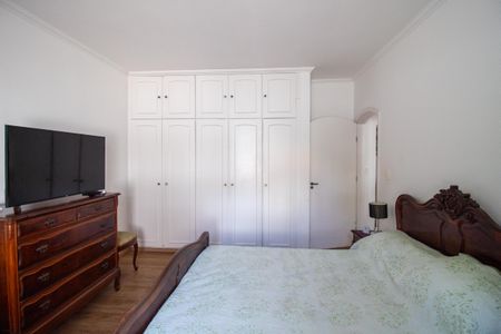 Casa à venda com 698m², 4 quartos e 4 vagas Casa à venda com 698m², 4 quartos e 4 vagasQuarto 2